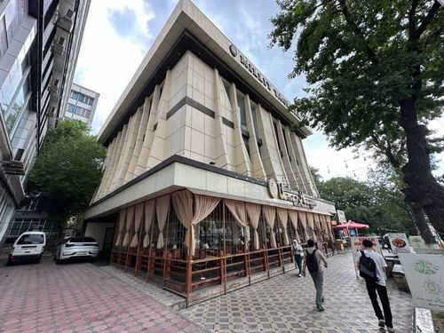 ПРОДАЕТСЯ 4-этажное здание на 1-й линии, 1000 м², Бунёдкор, Корзинка