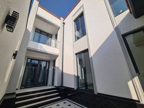 5-комнатный дом, 250 м²