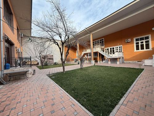 12-xonali uy, 1000 m²