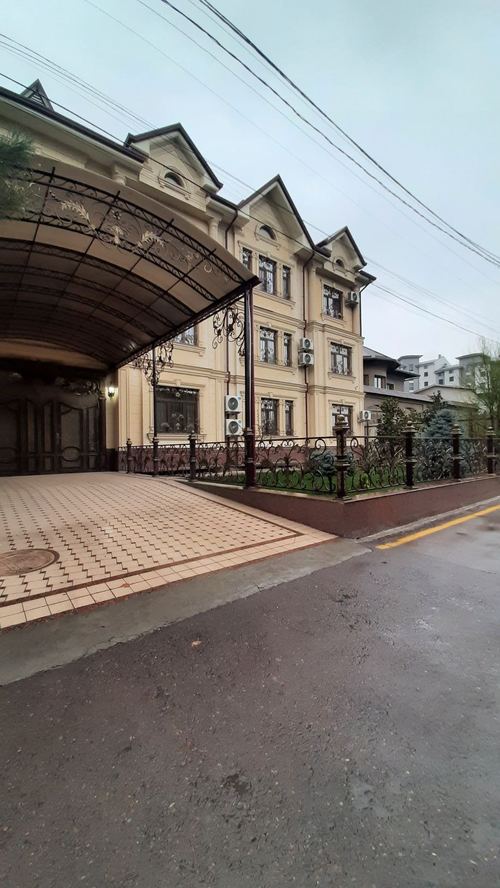9-комнатный дом, 400 м²