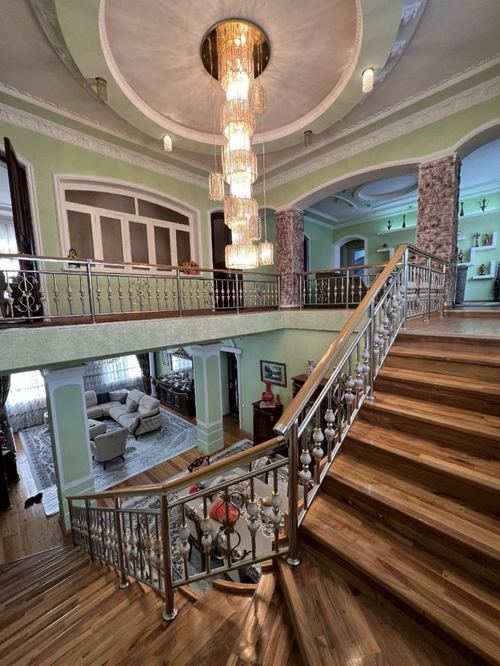 9-комнатный дом, 400 м²