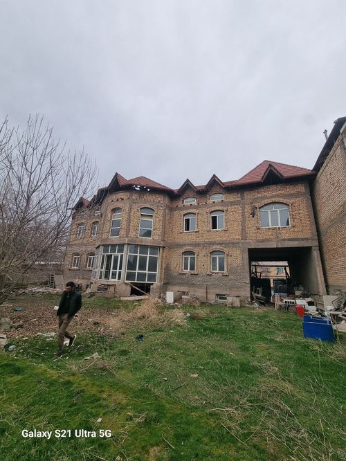 9-xonali uy, 7400 m²