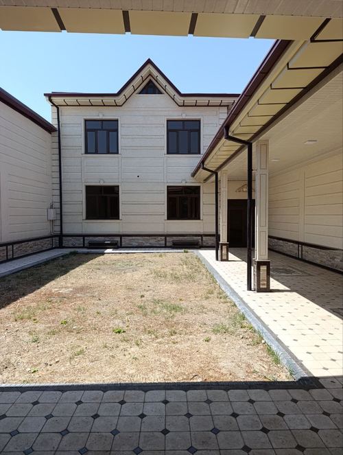 5-room house, 300 m²