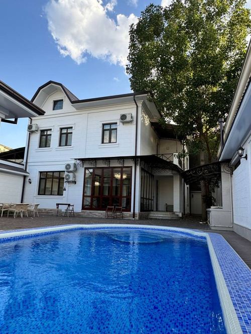 6-room house, 300 m²