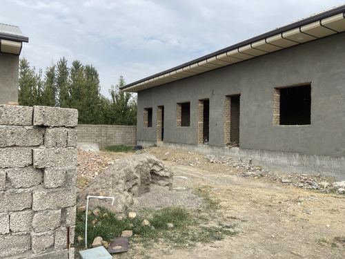 Земельный участок продается более 3 соток, дом с 3 комнатами, ремонт не закончен