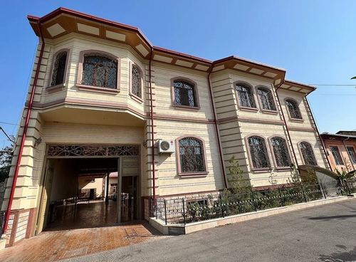 12-xonali uy, 1000 m²