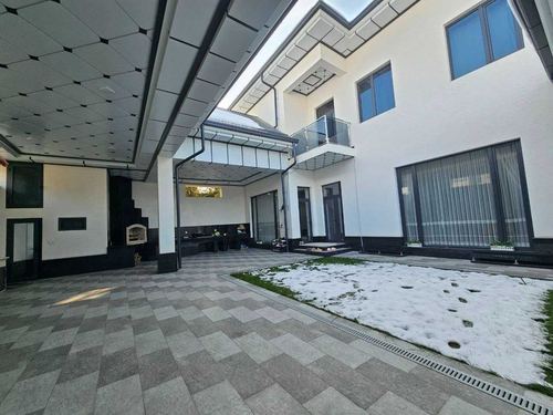 9-комнатный дом, 300 м²