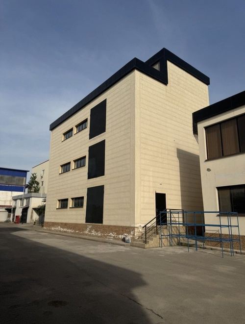 For sale: Production building, 32.5 sotok, 3,936 sq.m. in Bektemir.
