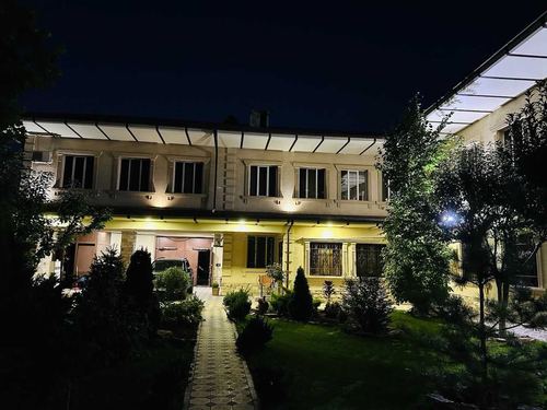 8-xonali uy, 920 m²
