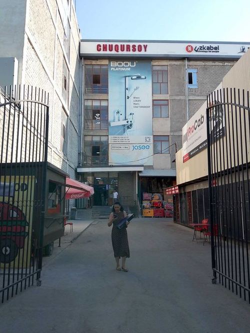 Jomiy bozorda doʻkon sotiladi tayyor arendator bilan ishlab turgan.