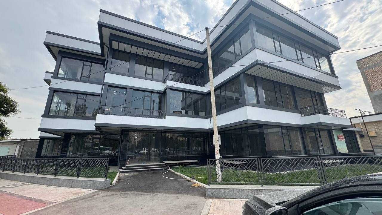 Building for sale 2350m2. Near: Mumtoz. Along the road.