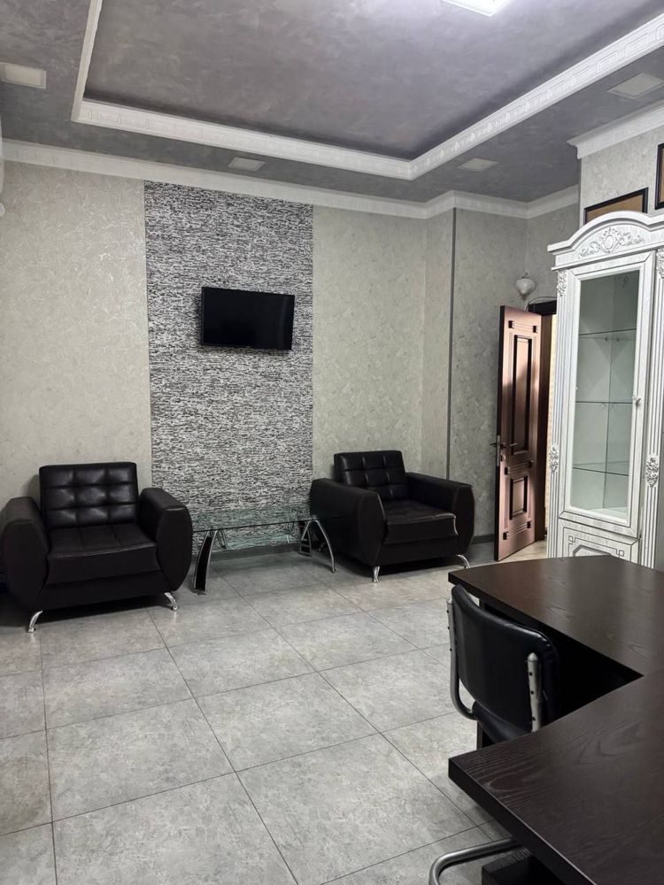 Ofis uchun ijaraga, Novza metro stantsiyasidan 2 daqiqa, 90m2, mebel bilan