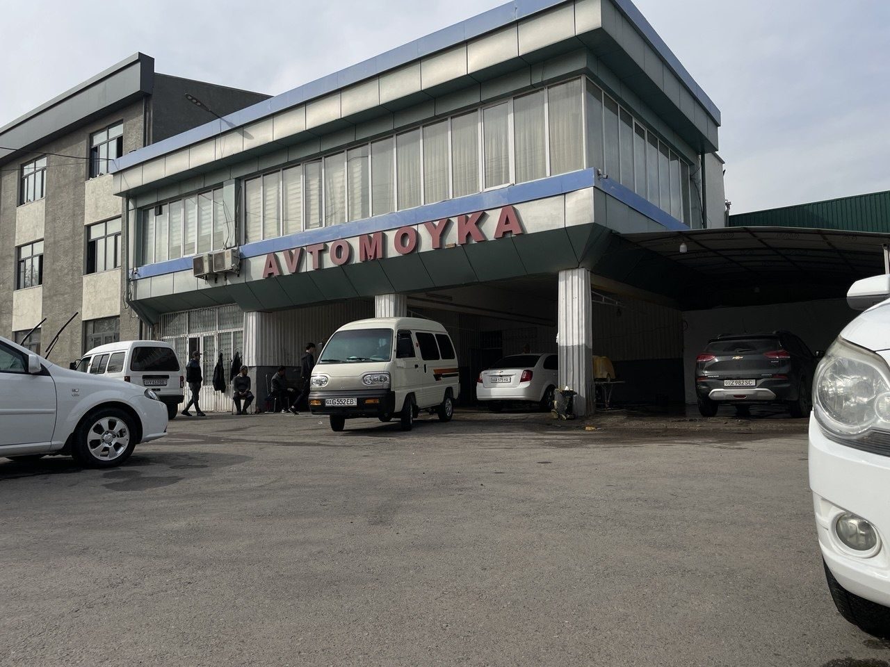 Avtomoyka bilan ofis sotiladi