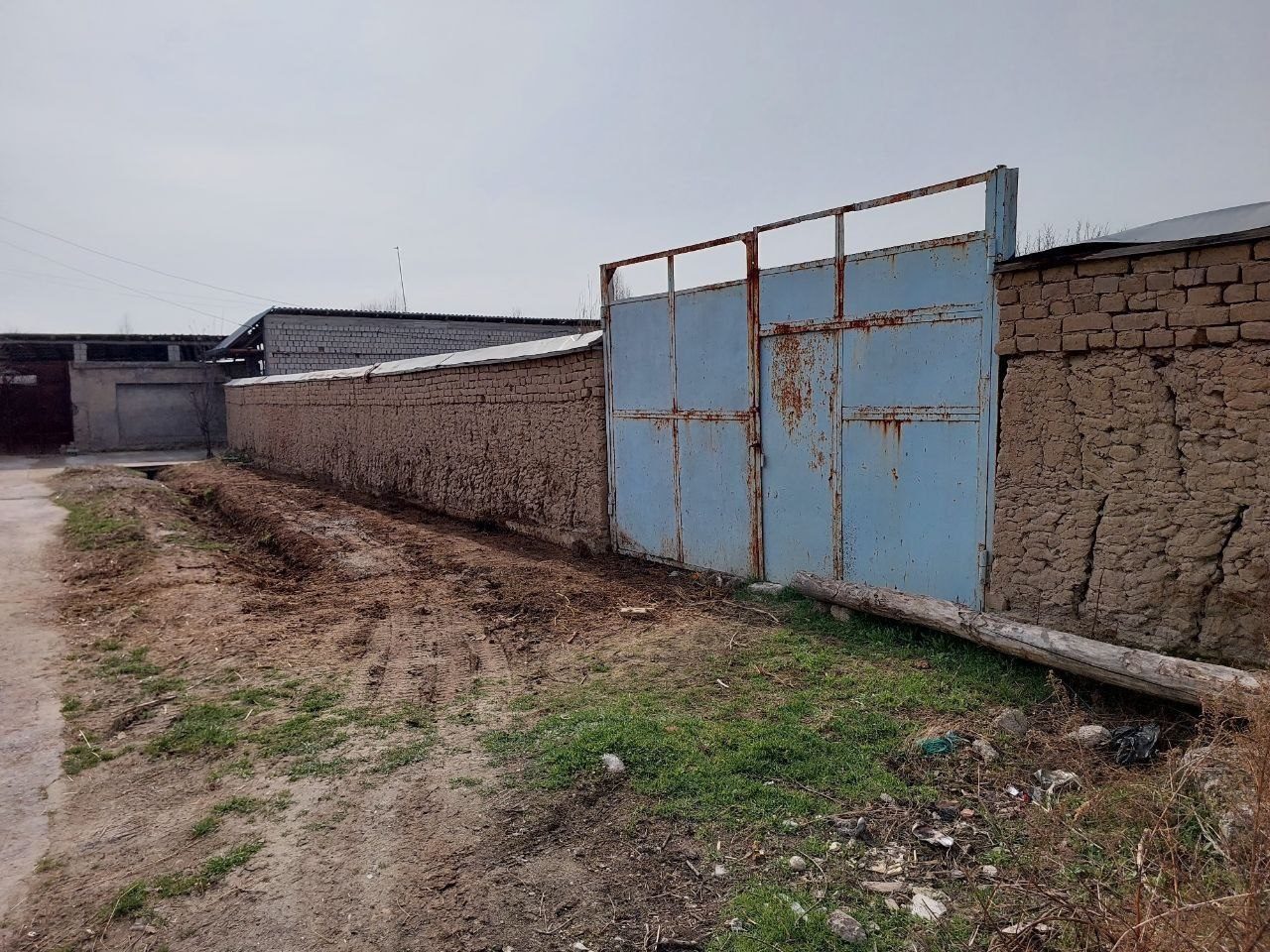 Зангиота, в 400 метрах от поста Эркин при выезде из города к зиёротгоху