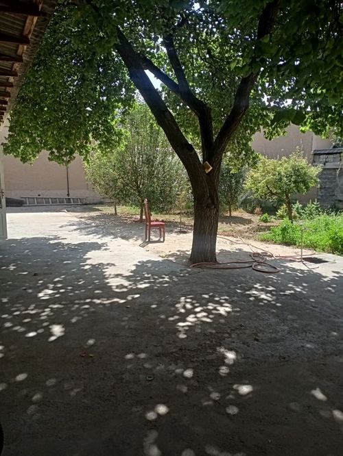 Urgent sale: house on a 7.1 sotok plot with a structure.