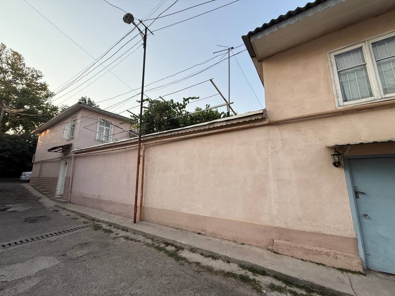 Yer uchastkasi sotiladi, birinchi liniya, Lunacharskiy markazi