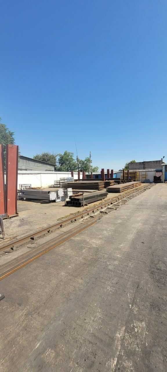 5,700 m² industrial base for sale.