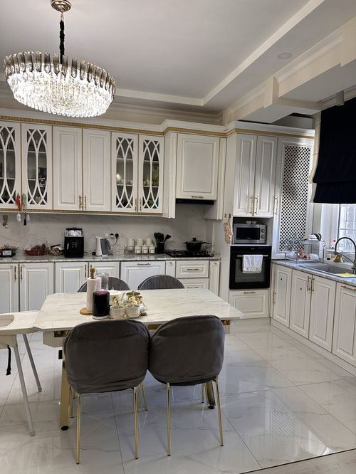 4-xonali kvartira, 130 m²