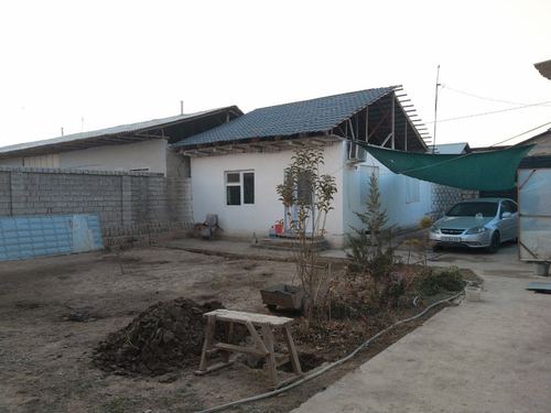 Дом продается, 3.5 сотки, 2 комнаты, угловое расположение в Кибрае, Байткургане.