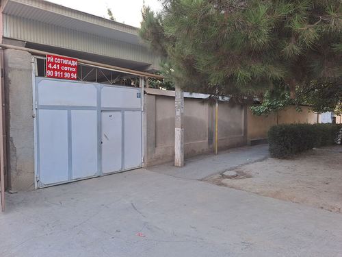 House for sale on the street for office or commercial use. Large facade
