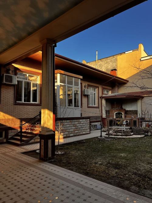 House 2.2 sotok, Yunusabad