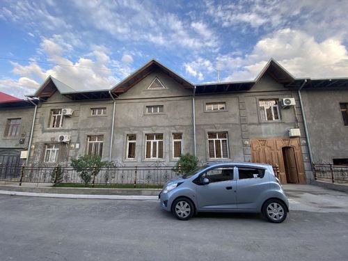 15 room house for sale in Yangihayot district at the price of 6 sotok land