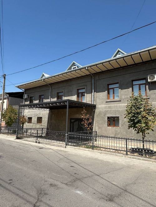 House for sale, 6 sotok, 9 rooms, near the center.