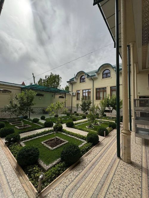 New 16-year-old Bunyodkor neighborhood, 7 sotok, 9 rooms, Euro-renovation