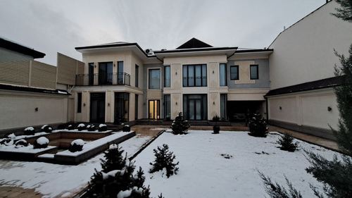 3-level house for sale in Almazar district