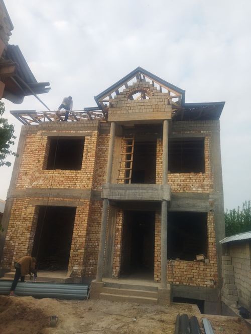6 rooms, 3 sotok, 4 bathrooms, past Mojjal Mehnat, on Fozilov street.
