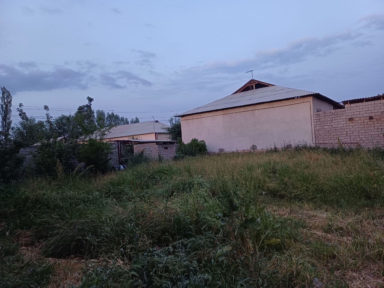 Yer sotiladi hovli yarmi 2 sotixdan 5 sotixgacha sotiladi