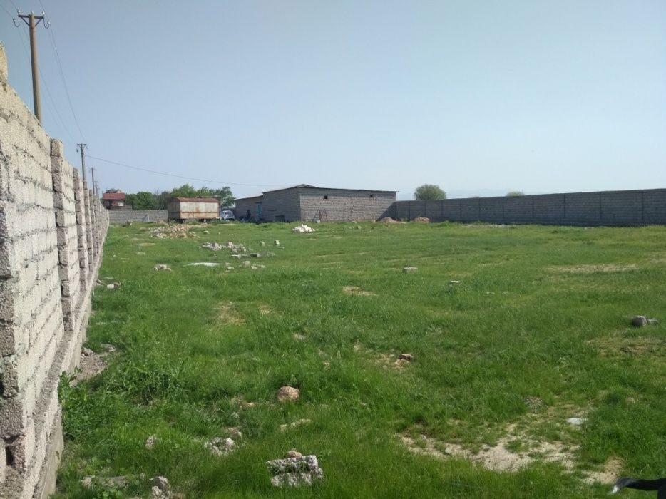 Har qanday xo'jalik uchun 30 sotix yer. 75 kv. m. dan 4 ta kamera mavjud.