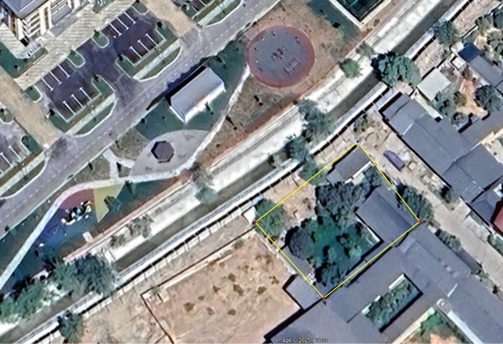 Uchastka sotiladi 6 sotix. O'zbekiston bog'i orqa tarafida