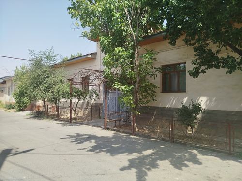 Sabzavot mahallasida hovli sotiladi