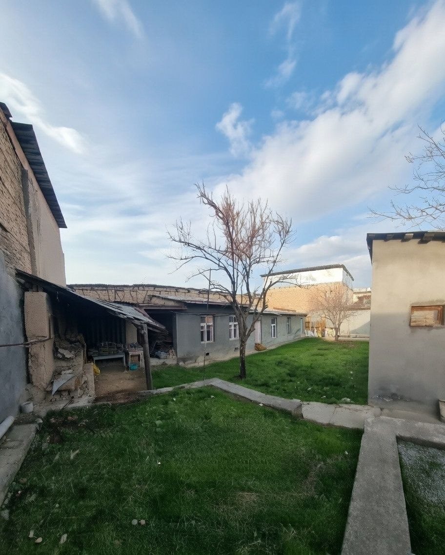 Masjid yaqinidagi hovli sotiladi. Uy. Hovli, uchastka, yer