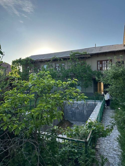 Country house. 744 sq. meters. Yashnabad district, located by the river...