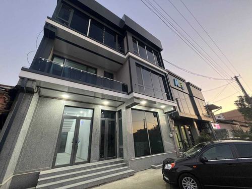 Detached building along the road in Yakkasaray district
