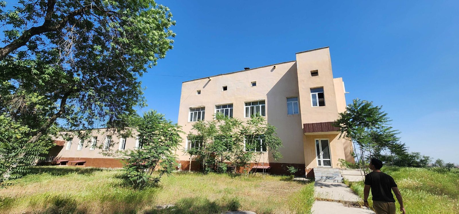 Rohat halqasida 2800m2 bino sotiladi.