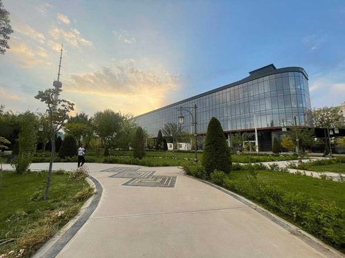 Здание 23000м2, Юнусабадский р-н, территория 35 соток
