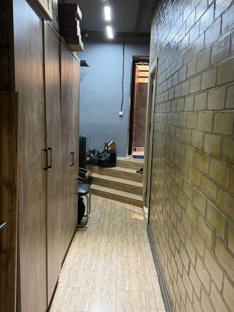 Dubovoy ko'chasida (Ko'z klinikasining orqasida) 117m2 ofis sotiladi, podval qavat