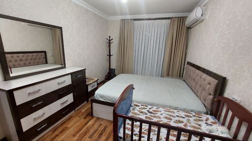 3-room apartment, 4-story brick building, new renovation, price negotiable