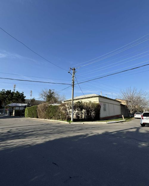 Urgent sale! Large corner house, for investors