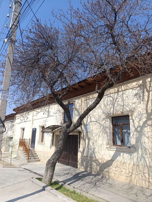 Urgent sale of a house with a yard. 4 sotok, the yard is mine, selling urgently.