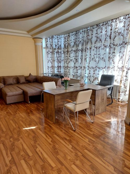 Chorsu Globus, 340 sq.m. Training center, clinic, office. Ideal fit.