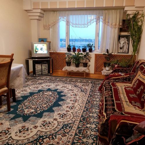 Urgent sale: 4-room apartment in Darkhan, near Hamid Olimjon metro station.
