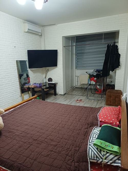 1 room for rent, in the center, own