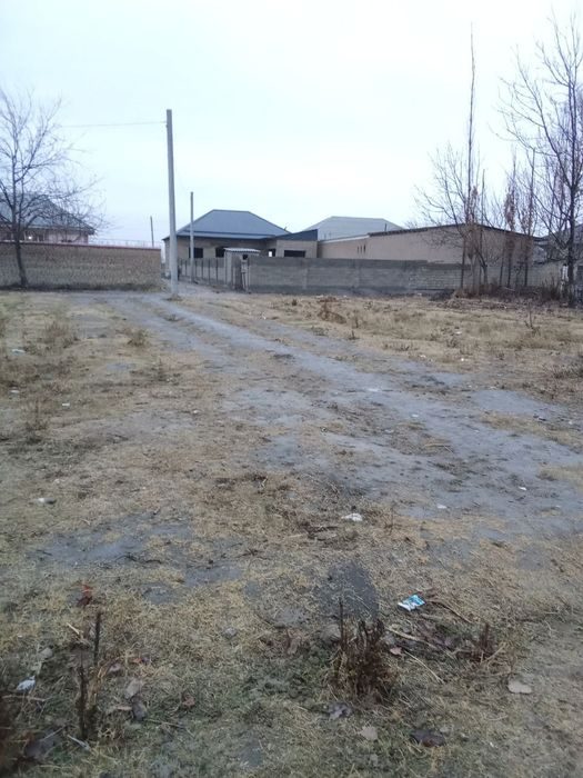 Учаска сотилади 10 сотих ярмини булиб хам сотилади кадастири Бор.
