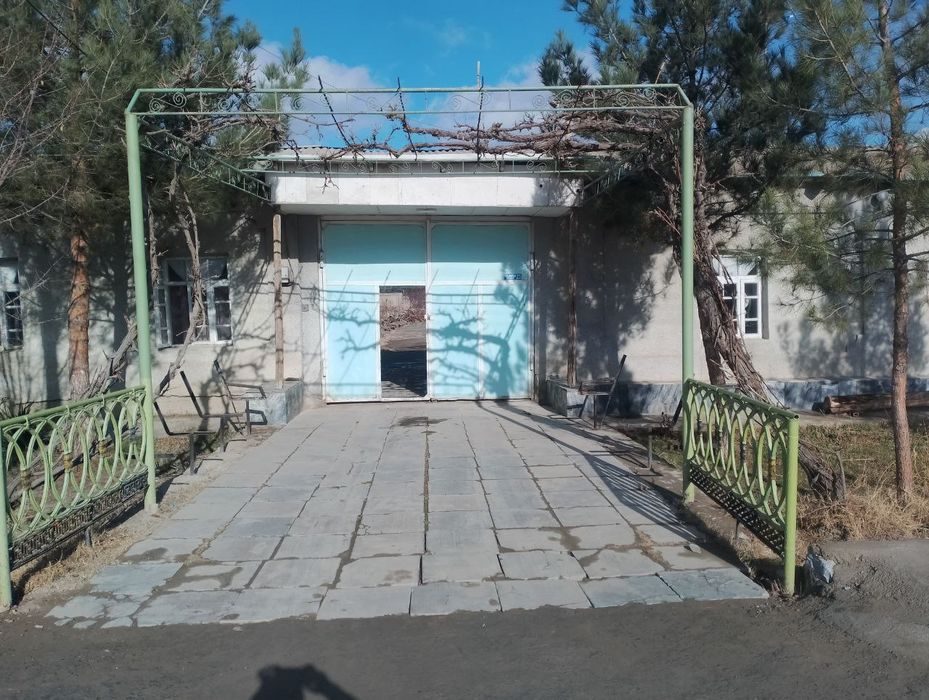 Hovli sotiladi 15 sotix.