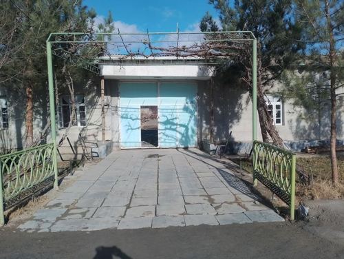 Hovli sotiladi 15 sotix.