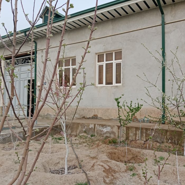 3-комнатный коттедж, 4 м², Навои, на продажу